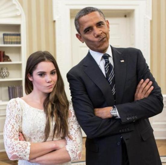 马罗尼（左）外号“不爽姐”。拜会白宫时，她曾和奥巴马一起摆出经典造型。
