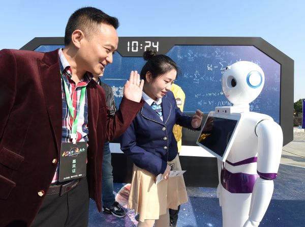 资料图片：2017年10月24日，在科大讯飞（首届）全球1024开发者节展示区内，参观者在和智能语音机器人进行互动体验。新华社记者 郭晨 摄