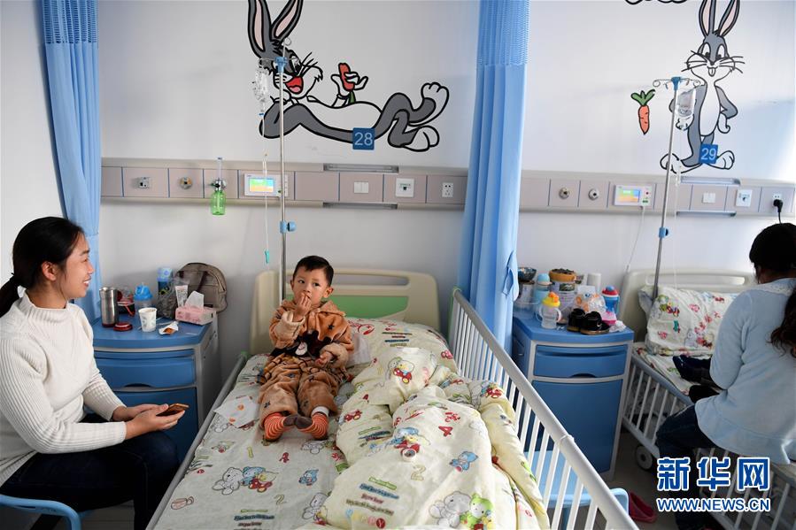 小患者在安徽医科大学第二附属医院儿科住院部新增病区病房内休息（12月6日摄）。数据显示，今年前8个月，全国住院分娩婴儿活产数为1162万，其中“二孩”占比过半，继续保持增长趋势。新华社记者 刘军喜 摄