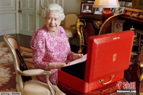 2015年9月8日消息，英国伦敦，英国女王伊莉莎白二世在白金汉宫私人接见室中，查看政府官方文件，旁边放置着其官方红箱子。