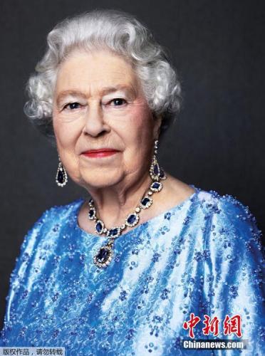 资料图：英女王登基65周年时白金汉宫公布了官方照。