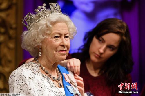 当地时间2015年9月7日，英国伦敦，杜莎夫人蜡像馆维护刷新女王伊丽莎白二世蜡像。