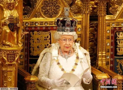 2016年5月18日，英国女王伊丽莎白二世出席新一届议会开幕仪式，公布新政府施政与立法计划。