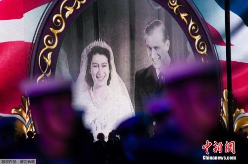 资料图：英女王结婚照。