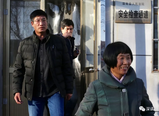 朱振彪的父母宣判后满脸笑容走出法庭