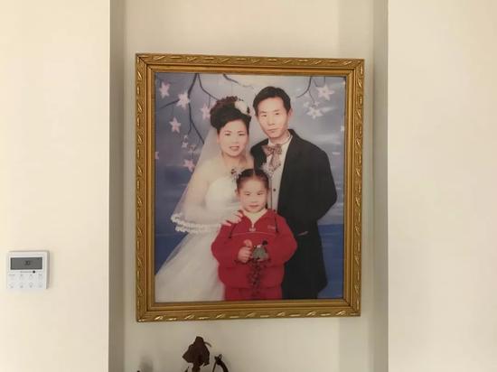 陈永焕与妻子、女儿一起补拍的婚纱照。受访者供图
