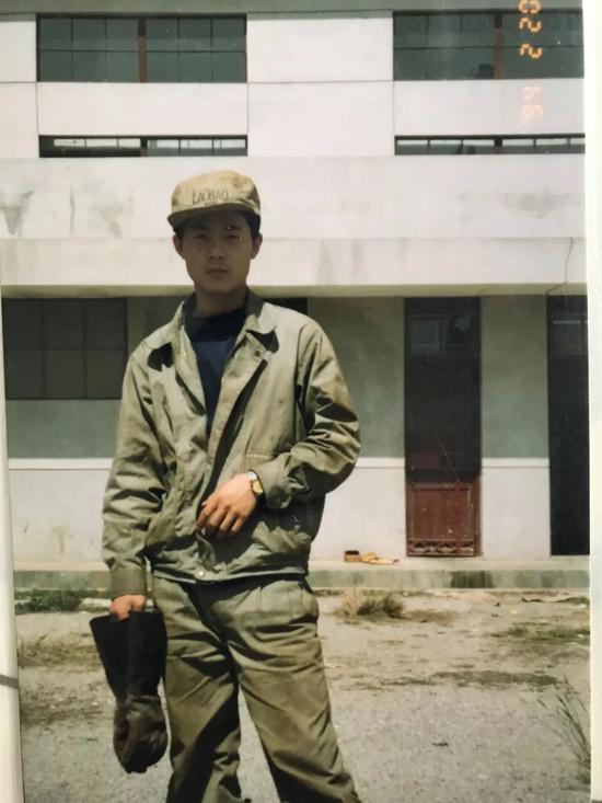 年轻时，穿工作服的陈永焕。受访者供图。