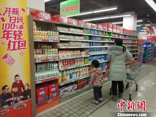 居民在超市里购物。中新网记者 李金磊 摄