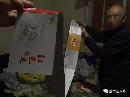 ▲2月24日，昌平天通苑北某公寓内，廖永林（化名）正在整理自己购买的收藏品。    新京报记者 大路 摄