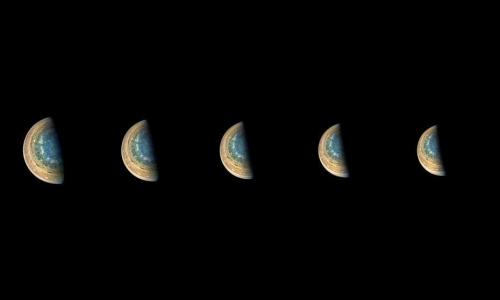 这些照片虽然相似，但实际上是从不同的角度拍摄的。图片来源：NASA。