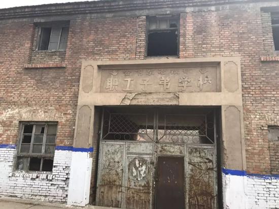 原来的职工子弟学校如今大门紧闭。新京报记者李骁晋 摄