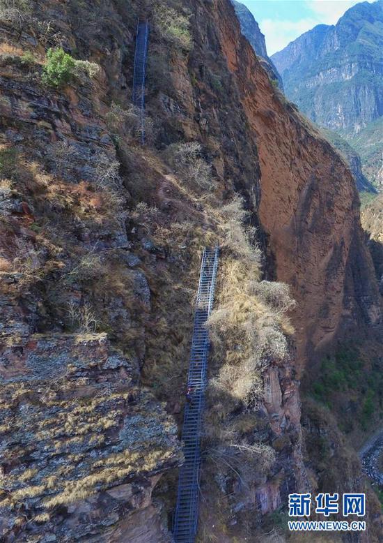这是四川凉山州昭觉县阿土列尔村的钢梯局部一景（2017年4月13日摄）。新华社记者 刘坤 摄