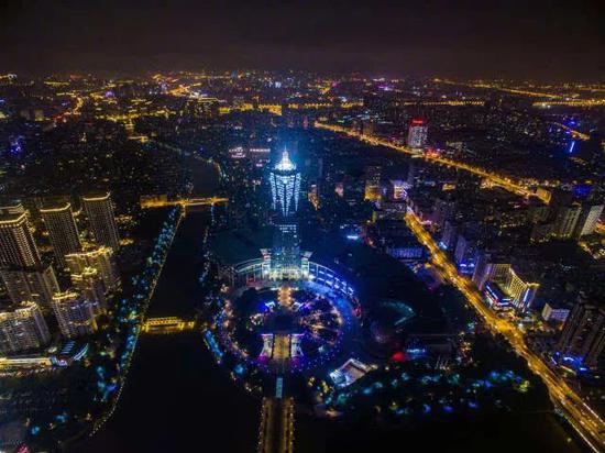 ▲杭州市中心西湖文化广场的城市夜景  图片来源：新华社
