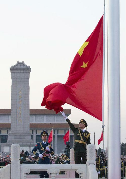 1月1日，北京天安门广场举行隆重的升国旗仪式。 （新华社）