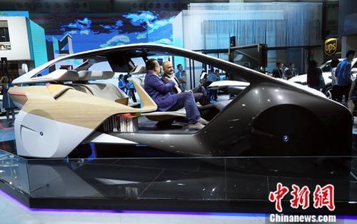在上海举行的2017年亚洲消费电子展上，一款无人驾驶概念车吸引了众多参观者的目光。中新社记者 汤彦俊 摄