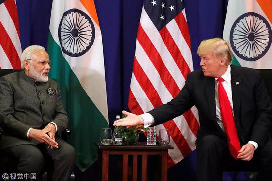 当地时间2017年11月13日，菲律宾马尼拉，东盟峰会期间，美国总统特朗普与印度总理莫迪举行双边会晤。@视觉中国