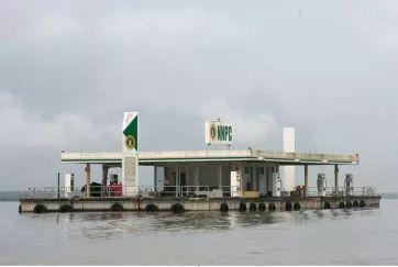 ▲尼日利亚的一处水上浮动加油站（路透社）