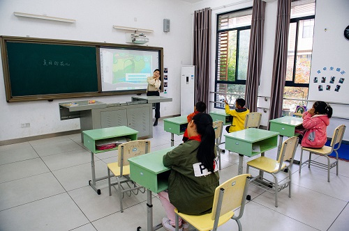 2017年11月9日，湖南省常德市特殊教育学校的学生在上课。新华社记者 刘金海 摄