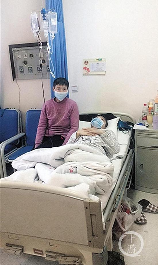 小江的家人陪伴在他的病床前。 受访者 供图