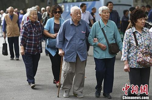 图为南京一所高校的退休教师们参加活动的资料照片。 中新社记者 泱波 摄