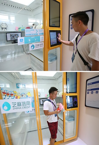 2017年7月18日，在杭州，一名体验者试用一款无人值守智能零售系统。顾客只要达到一定的信用评分，就可以扫描手掌生物特征进店购物，出门时自动从第三方支付平台支付货款（拼版照片）。新华社记者张铖摄