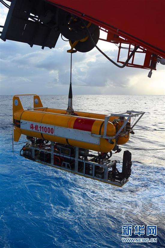 3月30日，“海龙11000”万米级无人潜水器即将入水。“大洋一号”科考船完成由中国自主研发的“海龙11000”万米级无人潜水器首次海试，潜水深度410米。新华社记者陈灏摄