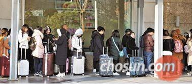 3月23日上午6点，在首尔中区乐天免税店前，约300名中国“代购”正在排队等待免税店营业。（韩国《朝鲜日报》网站）