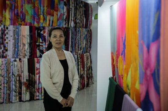 4月5日，浙江义乌，第五代市场-义乌国际商贸区内，何海美在她的围巾店中。新京报记者 彭子洋 摄