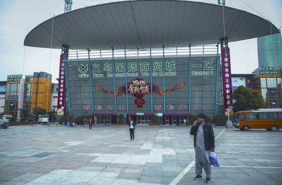 4月6日，浙江义乌国际商贸城一区，一名外籍商人在打电话。新京报记者 彭子洋 摄