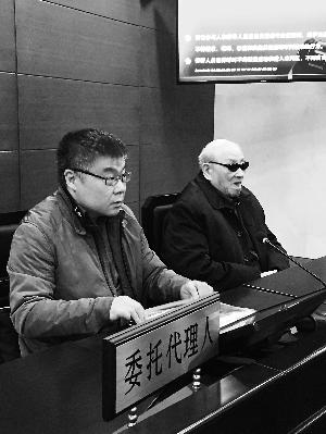 昨天，95岁高龄的王老先生(右)坐在了朝阳法院的原告席上。图片来源：北京晨报