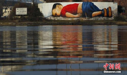 13 3岁叙利亚难民伏尸土耳其海滩的大型壁画。