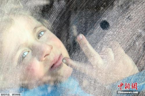  阿勒颇儿童乘大巴撤离。