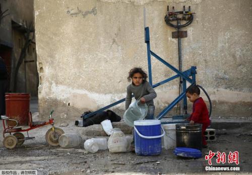 叙利亚大马士革小镇千疮百孔，孩子避难所中生存。