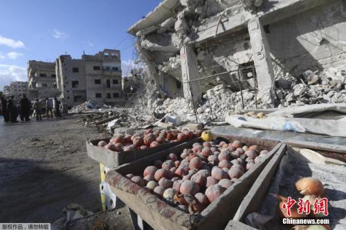 2016，叙利亚伊德利卜省埃里哈镇一个集市遭到空袭，至少40人死亡。集市中的店铺被炸的面目全非。