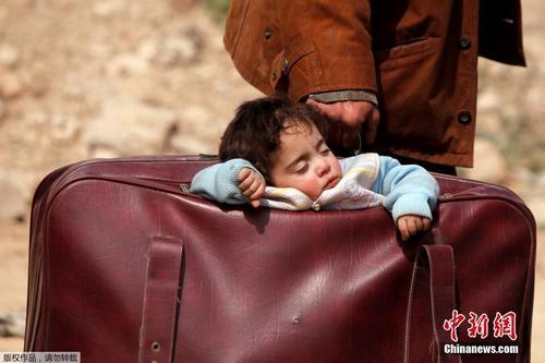 12 叙利亚民众拖家带口逃离战火，孩子被装在手提包里