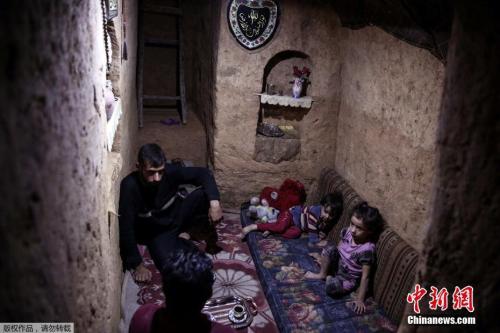 大马士革民众躲进防空洞躲避空袭。
