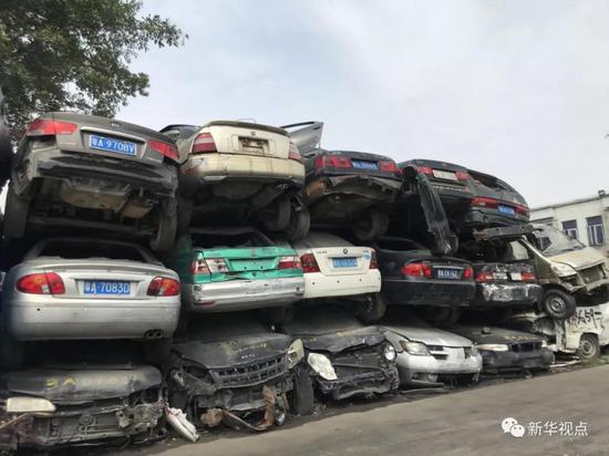 广州市金属回收有限公司购销部内等待拆解的报废车  新华社记者胡林果摄