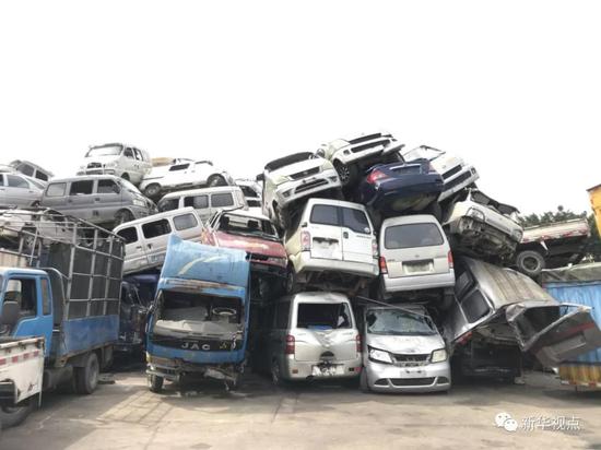 广州市金属回收有限公司购销部内待报废的车辆堆起了“小山”   新华社记者胡林果摄