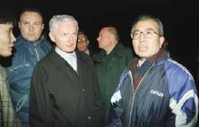 中国驻南斯拉夫联盟大使潘占林（右一）与南外长在爆炸现场。 （吕岩松摄）