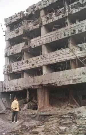 被炸后的中国使馆。（吕岩松摄）