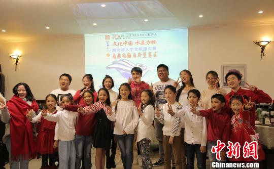 11日晚，2018年“文化中国·水立方杯”海外华人中文歌曲大赛南非约翰内斯堡赛区报名正式启动。根据比赛规则，每个赛区将推选2名青少年组优胜选手和1名成年组优胜选手，获得到北京参加总决赛的资格。随后，这些入围的选手将在北京参加初赛、复赛、半决赛和决赛等多轮角逐，以产生最终金银铜奖项得主。　王曦 摄