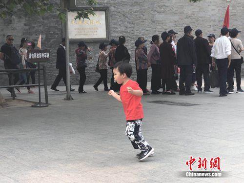 5月10日，一名儿童在北京北海公园玩耍。 冷昊阳 摄
