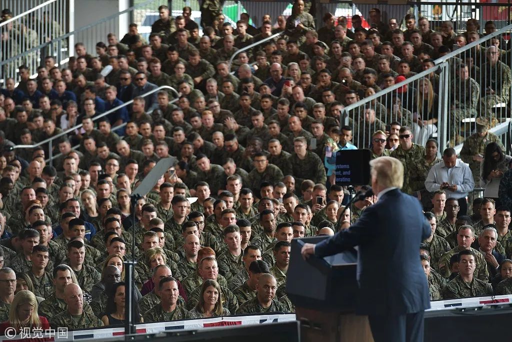 ▲资料图片：2018年3月，特朗普到米拉马海军陆战队航空基地视察并向美军将士发表讲话。（视觉中国）
