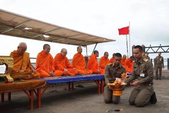 7月11日上午，普吉政府在查龙码头为沉船事故遇难者举行佛教超度仪式。崔萌摄