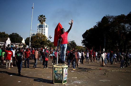 8月1日，津巴布韦反对党“争取民主变革运动党”（MDC）的数百名支持者聚集在首都哈拉雷街头。  视觉中国 图