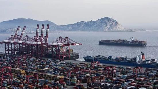 ▲美国征税商品种类繁多，图为堆放在中国洋山港码头的集装箱。（美联社）
