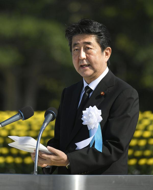 当地时间2018年8月6日，日本首相安倍晋三出席广岛原子弹爆炸73周年纪念仪式。视觉中国 图