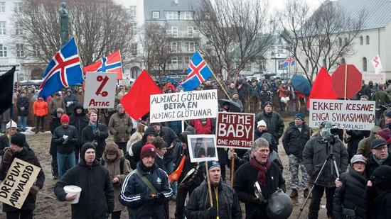 ▲资料图片：2008年，冰岛民众走上街头，在议会大厦外进行抗议，表达对金融危机的不满。（英国《金融时报》）