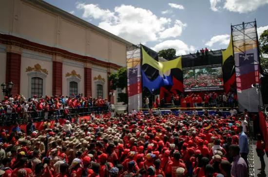 8月6日，在委内瑞拉首都加拉加斯，民众参加集会支持总统马杜罗。新华社发（鲍里斯·贝尔加拉摄）