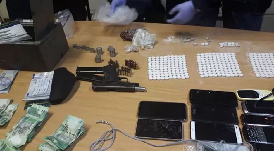 开普敦反黑组捣破一处帮派仓库 搜获非法枪支 毒品